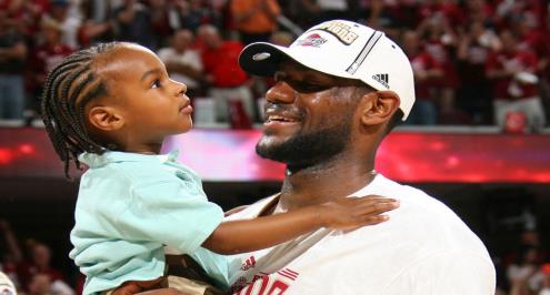 حدث لأول مرة في تاريخ "NBA".. لوس أنجلوس ليكرز يضم بروني لمزاملة والده ليبرون جيمس (فيديو) 